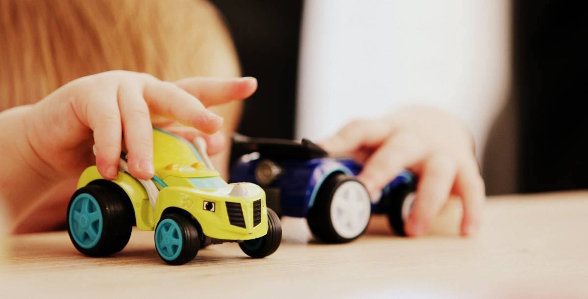 بازی کودک با ماشین های اسباب بازی کوچولو