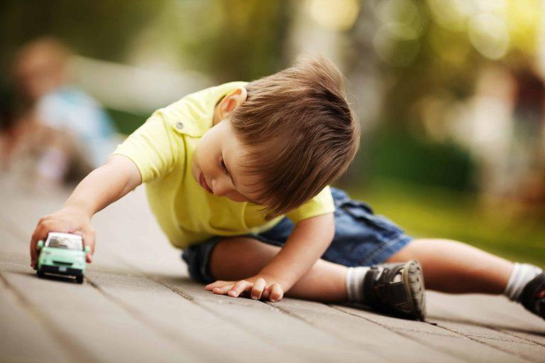 تقویت مهارت های کودک هنگام بازی با ماشین اسباب بازی